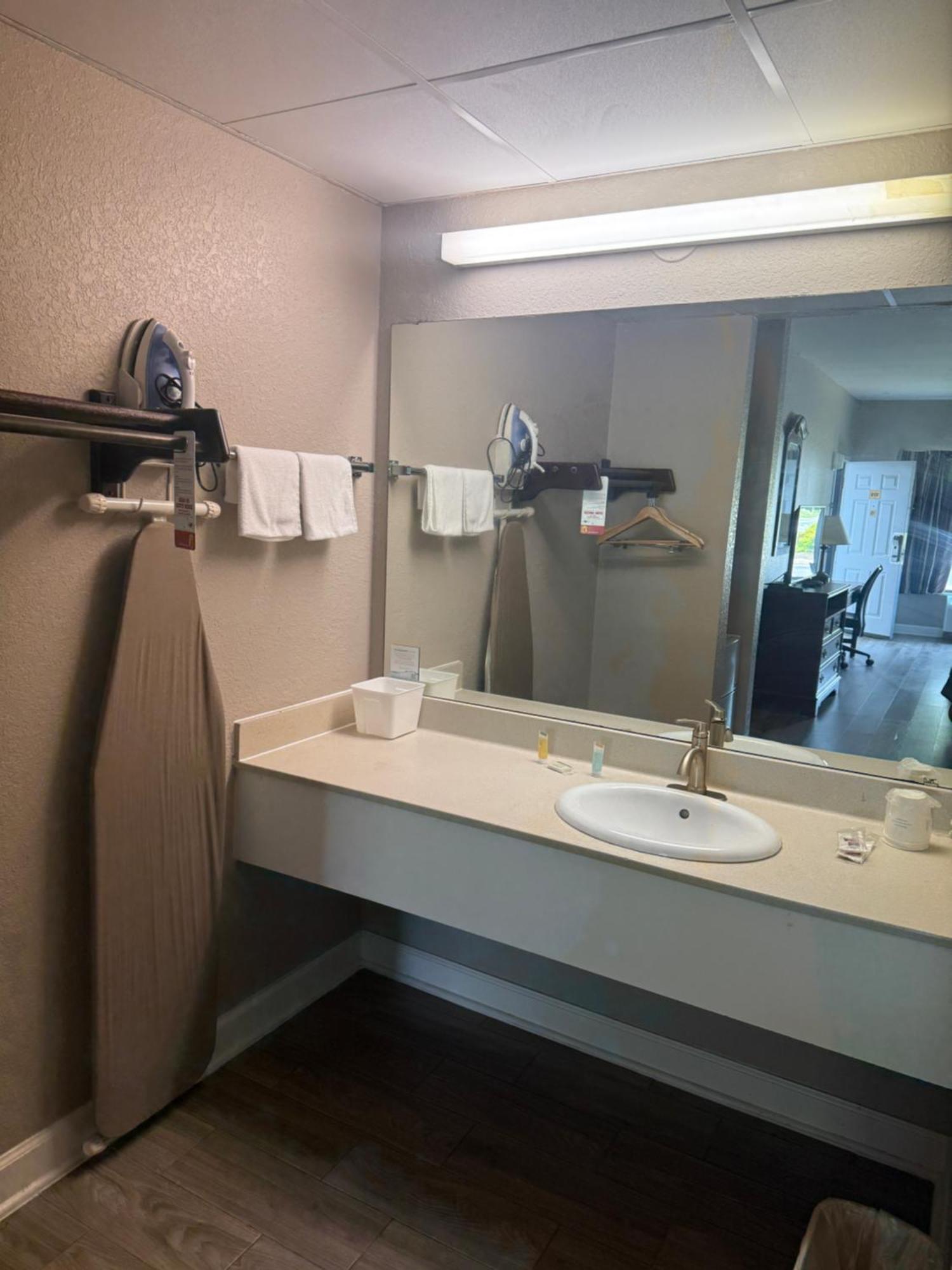 Motel Super 8 By Wyndham Petersburg Extérieur photo